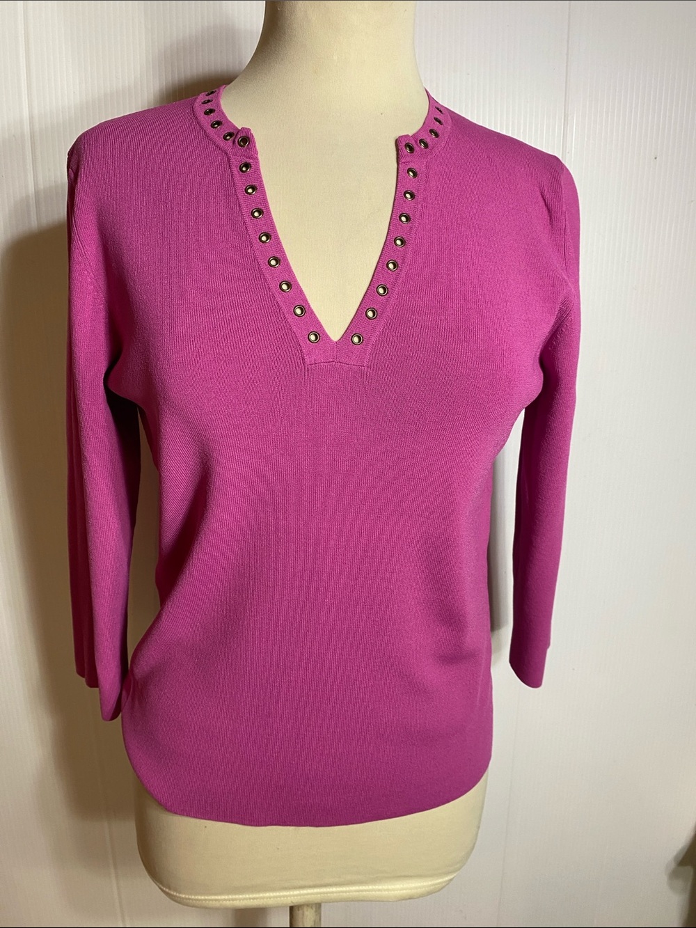 Cable & Gauge Stud-Trim V-Neck Sweater - Fuchsia